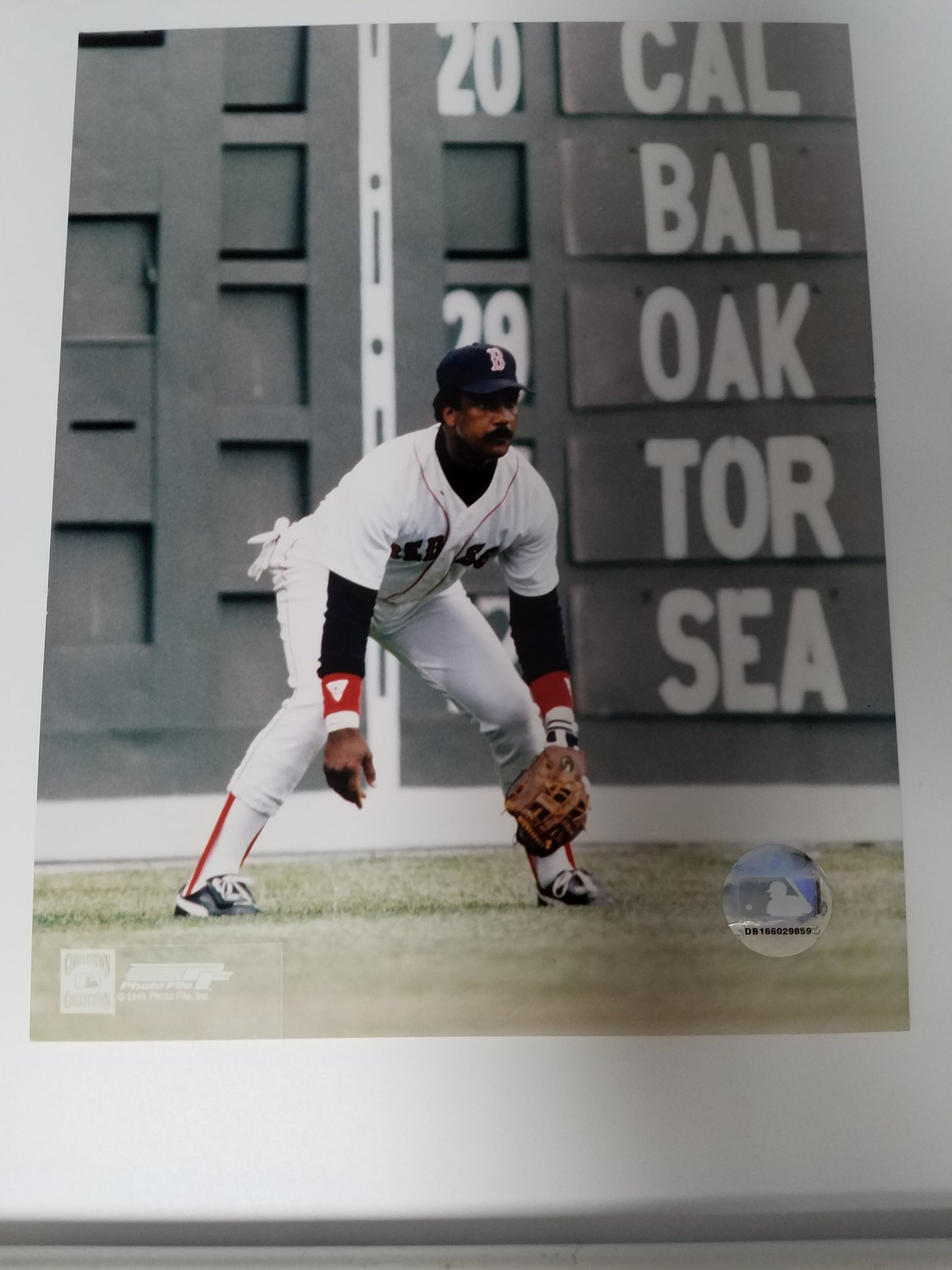 UNSIGNED Jim Rice 8x10 Photo (fielding)