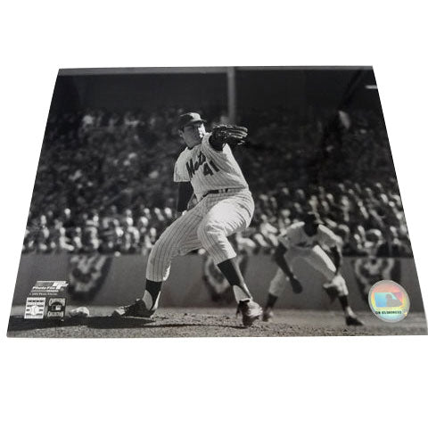 UNSIGNED Tom Seaver (pitching) 8x10