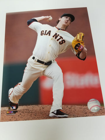 UNSIGNED Tim Lincecum 8x10 Photo (pitching2)